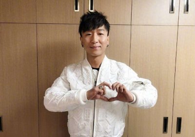 ​惊爆！陈羽凡罕携17岁儿子亮相，元宝小辫加身，超1米8身高