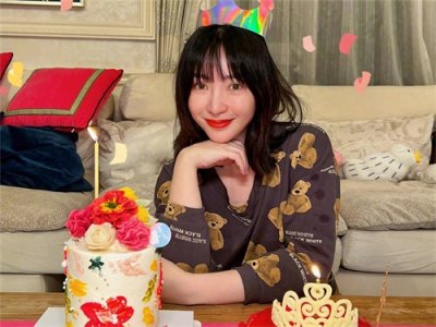 ​柳岩晒庆生照疑似曝光新男友，三个细节表明两人或已同居