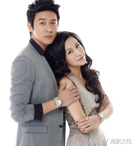 陆毅与鲍蕾老夫老妻手牵手甜到酥，网友：大红唇大白脸是她的标志