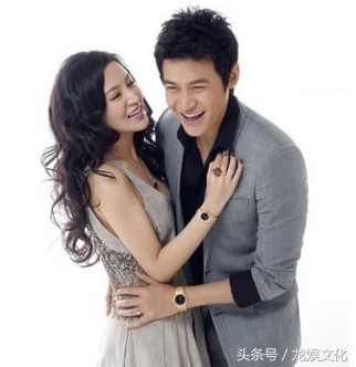 陆毅与鲍蕾老夫老妻手牵手甜到酥，网友：大红唇大白脸是她的标志