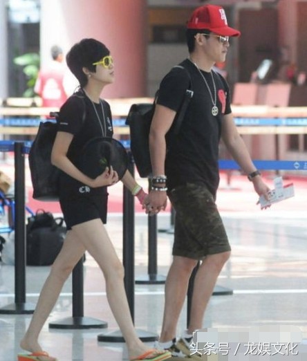 陆毅与鲍蕾老夫老妻手牵手甜到酥，网友：大红唇大白脸是她的标志