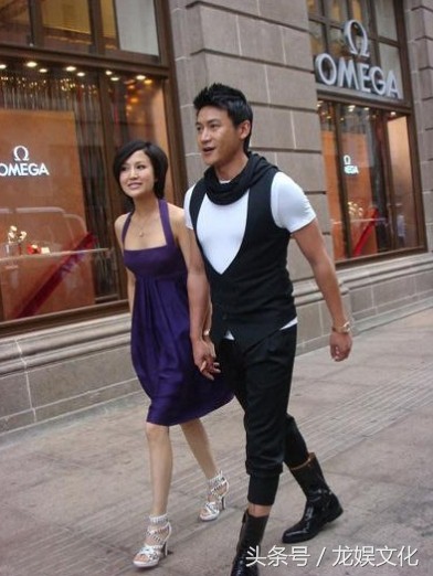陆毅与鲍蕾老夫老妻手牵手甜到酥，网友：大红唇大白脸是她的标志