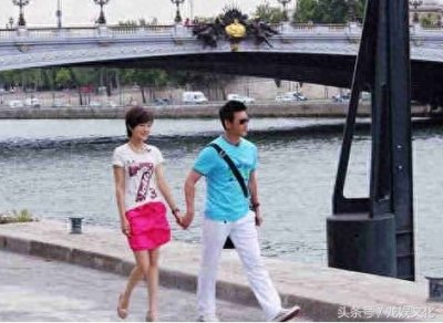 ​陆毅与鲍蕾老夫老妻手牵手甜到酥，网友：大红唇大白脸是她的标志