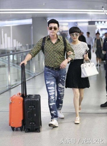 陆毅与鲍蕾老夫老妻手牵手甜到酥，网友：大红唇大白脸是她的标志