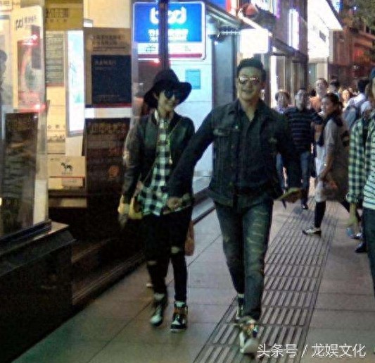 陆毅与鲍蕾老夫老妻手牵手甜到酥，网友：大红唇大白脸是她的标志
