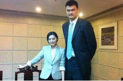 ​2米26姚明坐地铁赶飞机！头顶顶棚无奈低头 网友抱屈：就没人让个座