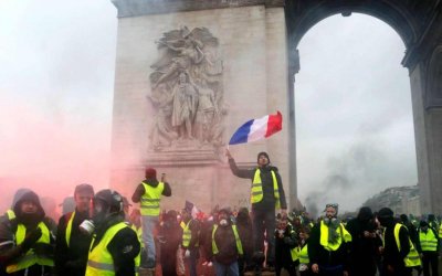 ​法国前警界人士警告马克龙，若不能阻止内战，军人或政变接管国家