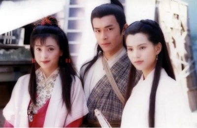 ​“最美郭芙”带6只狗嫁大11岁百亿富豪，老公入狱后成浪荡阔太