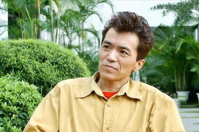 ​15年前，演员郭昶因病离世后，妻子坚决不改嫁，独自抚养女儿长大