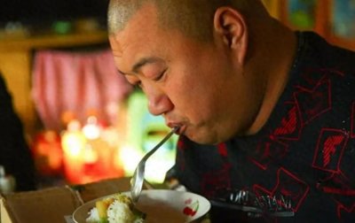 ​“筷子哥”袁立东，先天缺少四肢，不仅娶妻生子，更能年入百万