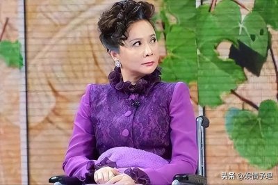 ​63岁蔡明逛丽江古城步履蹒跚，网友祝福她早日恢复，期待再登春晚