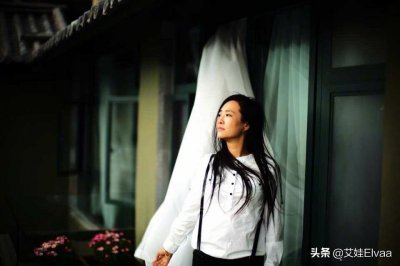 ​央视主持王曦梁减肥成功，穿旧西装玩失踪，这打扮央视主持人少见