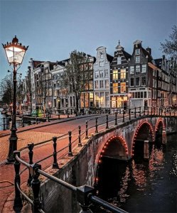 ​荷兰：风车之国的繁荣与和谐 探索高身材民族的生活智慧与社会奇迹