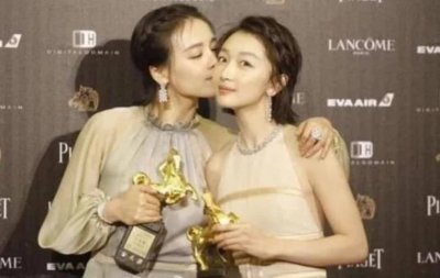 ​周冬雨真是平胸妹子的骄傲，穿一袭吊带裙超惊艳，没胸也能美成仙