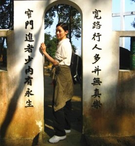 ​53岁“阿朱”刘锦玲晒生活照，身材苗条气质好，曾被谣言困扰多年