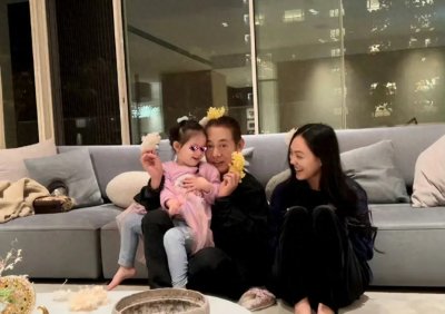 ​李连杰近照引热议！头戴花染黄头发，抱着向佐女儿，网友：像奶奶