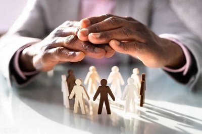 ​如今的社会分为五大阶层，对应权贵、白领、蓝领、温饱、饥饿阶层