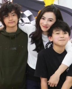 ​张柏芝晒合照为二儿子庆生（张柏芝与俩儿子出游）