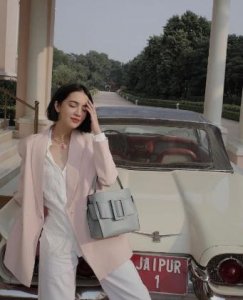 ​泰国女星Sara身材真绝了，身穿紧身白裤粉西装自拍，身材不输超模