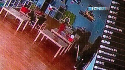 ​愤怒！枉为人师！孩子吃饭慢被老师一脚踢站不起来 下身青紫