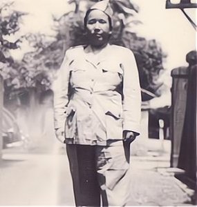 ​“双枪”黄八妹的传奇人生，童养媳退婚当海盗，英勇抗日又做土匪