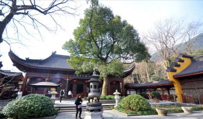 ​河北破旧的寺庙，看着“不太正经”，却能让游客“私人订制”佛像