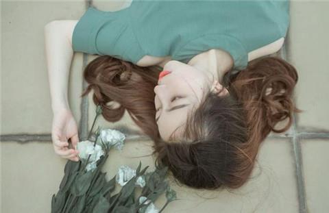 如何安抚女友的情绪