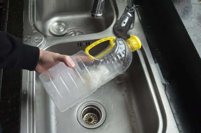 怎样清洗油桶（油桶怎么清洗才能干净）