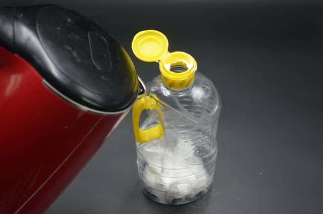 怎样清洗油桶（油桶怎么清洗才能干净）