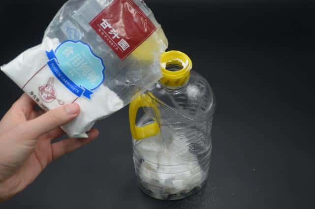 怎样清洗油桶（油桶怎么清洗才能干净）