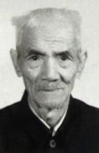 ​此人曾是贺龙手下，做过土匪三次反共又投共，晚年享受副军级待遇