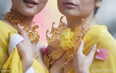 ​一件黄金内衣单套售价400万元，女孩表示将来有钱也要买件穿穿