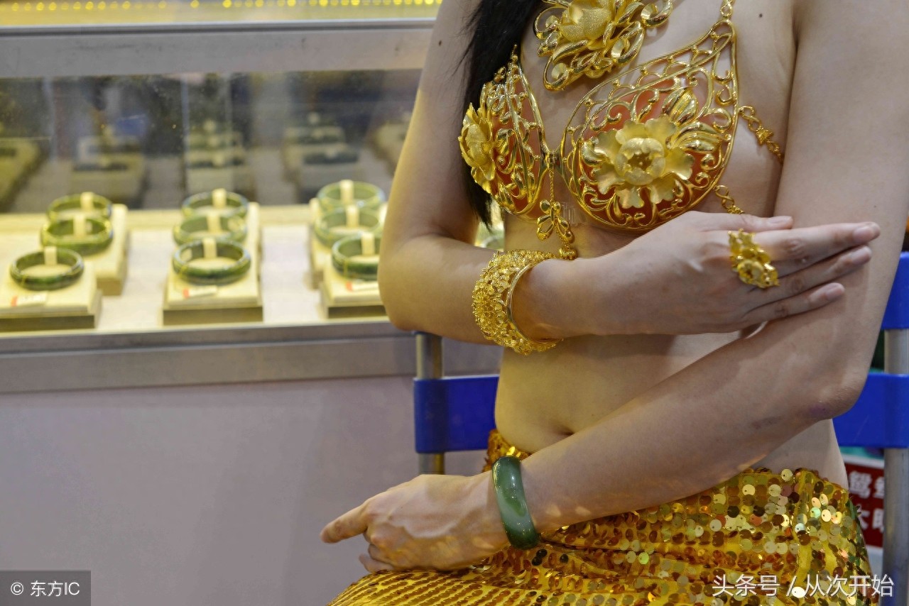 一件黄金内衣单套售价400万元，女孩表示将来有钱也要买件穿穿