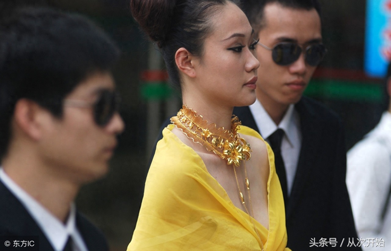 一件黄金内衣单套售价400万元，女孩表示将来有钱也要买件穿穿