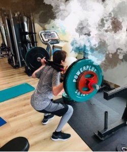 ​54岁林志炫大病后狂举杠铃，胳膊和腿一样细，骨瘦如柴似纸片人