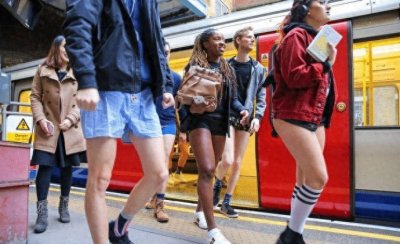 ​美国一年一度的“地铁无裤子日”。网友:够开放，原谅我欣赏不来