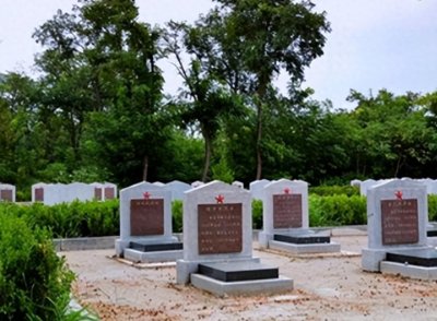 ​1986年，73岁刘法玉到江西烈士陵园为前夫扫墓，发现了自己的墓碑