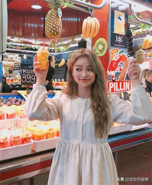 2019秋冬高人气的中长发蛋卷头发型，好看又温暖，做气质女性