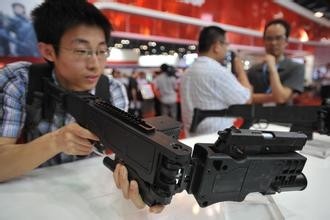 可爱又致命，反恐利器——拐弯枪