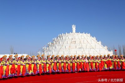 ​20米高冰晶敖包亮相乌梁素海冰雪节