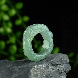 ​市面上的冰糯种翡翠价格从几千元到几十万元之间有何差异？