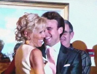 ​跨越年龄的爱情，老妻少夫26年的坚守与扮老深情