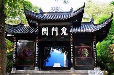 ​夜探丰都“鬼城”：为何晚上空无一人，白天人满为患？