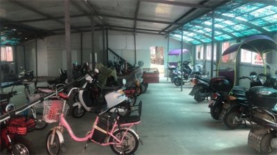 ​电瓶车自行车放哪才靠谱？门口容易丢，家里易失火