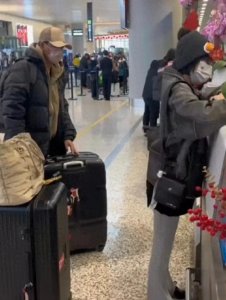 ​潘粤明与尹姝贻：机场低调同框，引发关注