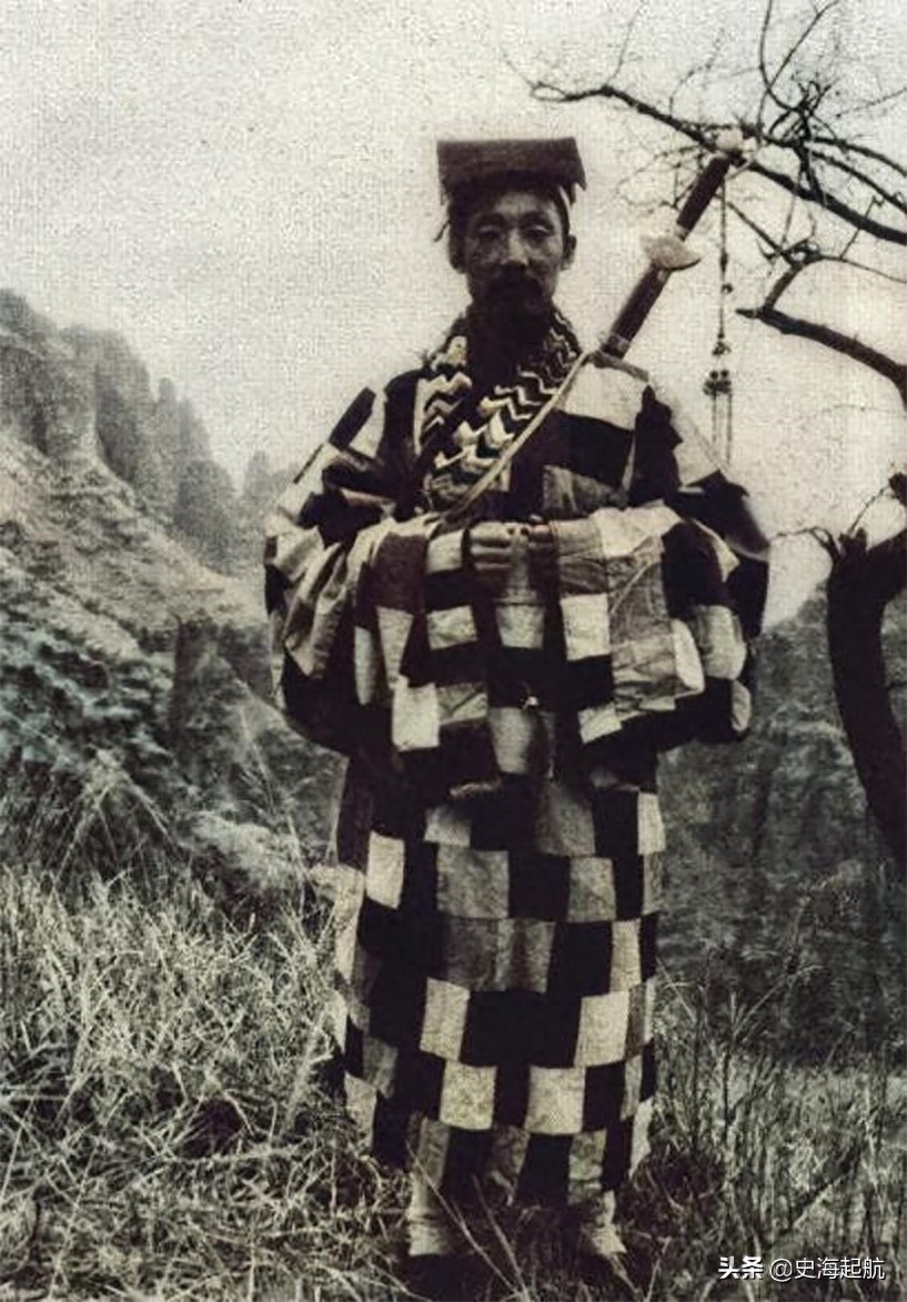 民国道士李圆通照片：乱世下山抗日，图9是李圆通和八路军的合影