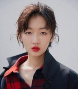 ​周冬雨“玩真的”，剪了寸头少年感十足，气场超A