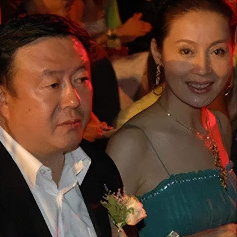 邬倩倩:挤走导演原配夫人,成功上位后却没坐稳,67岁了还是单身