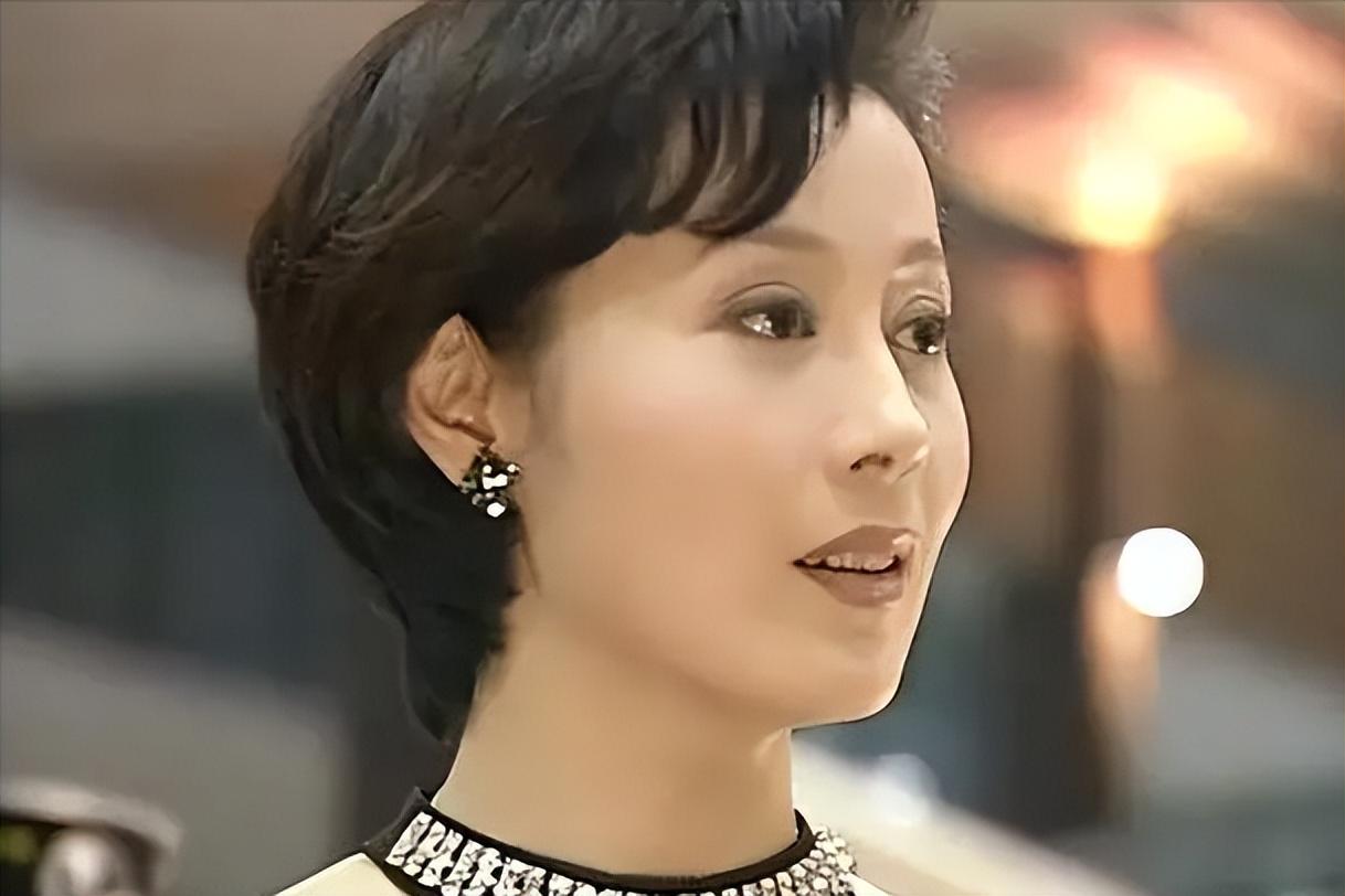 邬倩倩:挤走导演原配夫人,成功上位后却没坐稳,67岁了还是单身