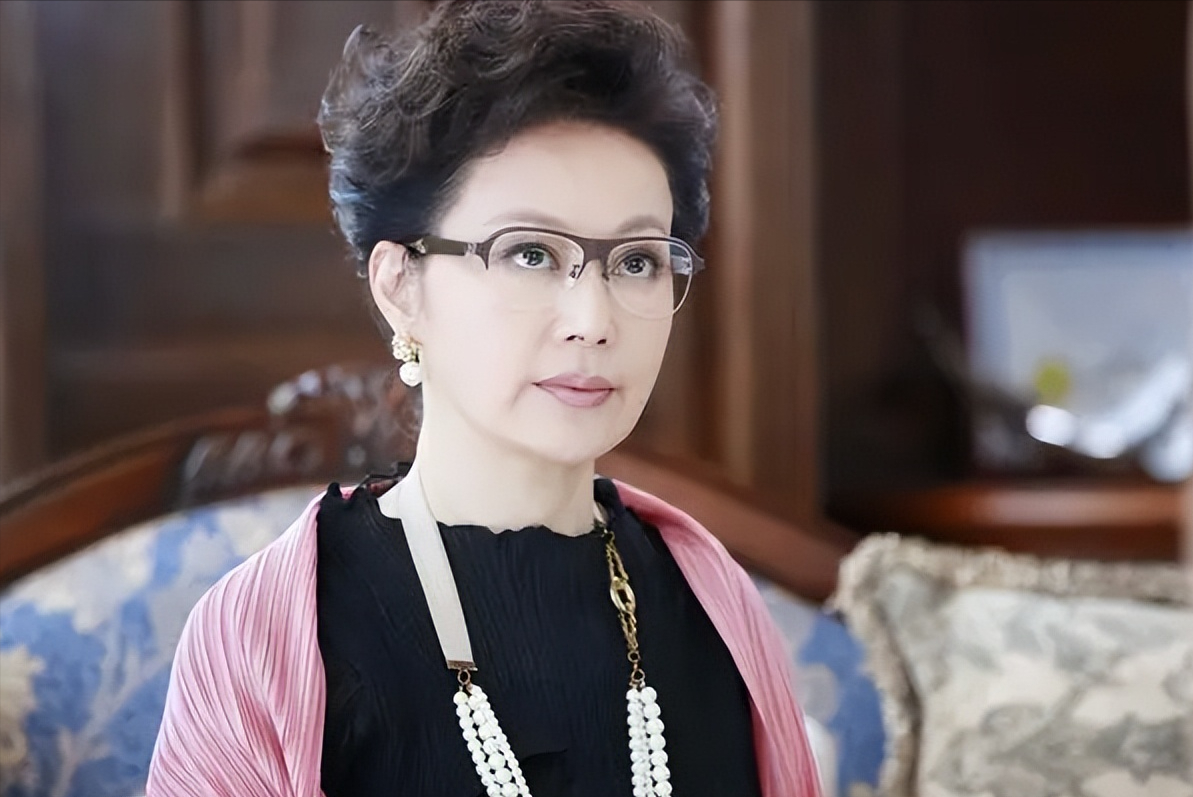 邬倩倩:挤走导演原配夫人,成功上位后却没坐稳,67岁了还是单身